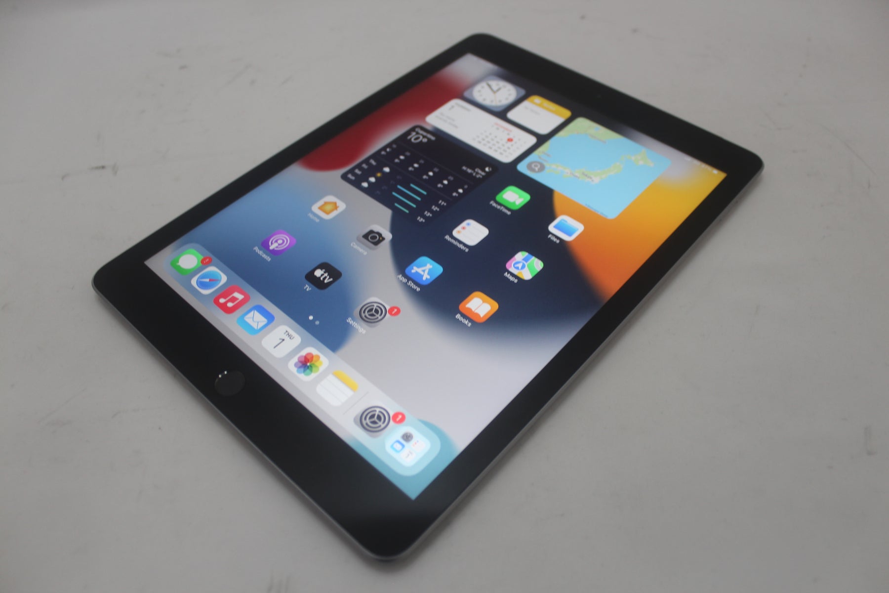 32GB色【美品】第6世代 iPad 32GB スペースグレー Wi-Fiモデル 送料込！